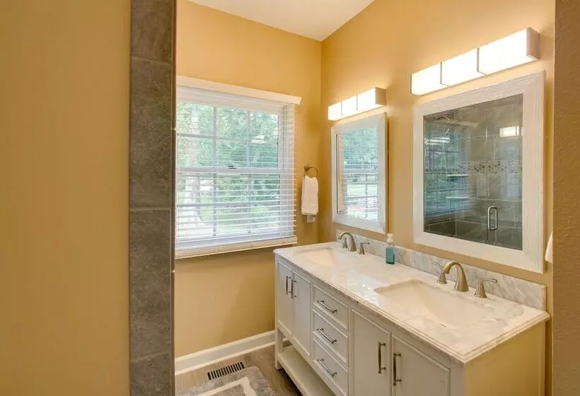 Waterfront Hot Springs Home: 19 Mi To Natl Park!