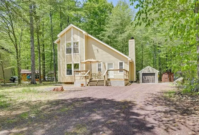 Fire Pit, Kayak & Gas Grill: Pocono Lake Home!