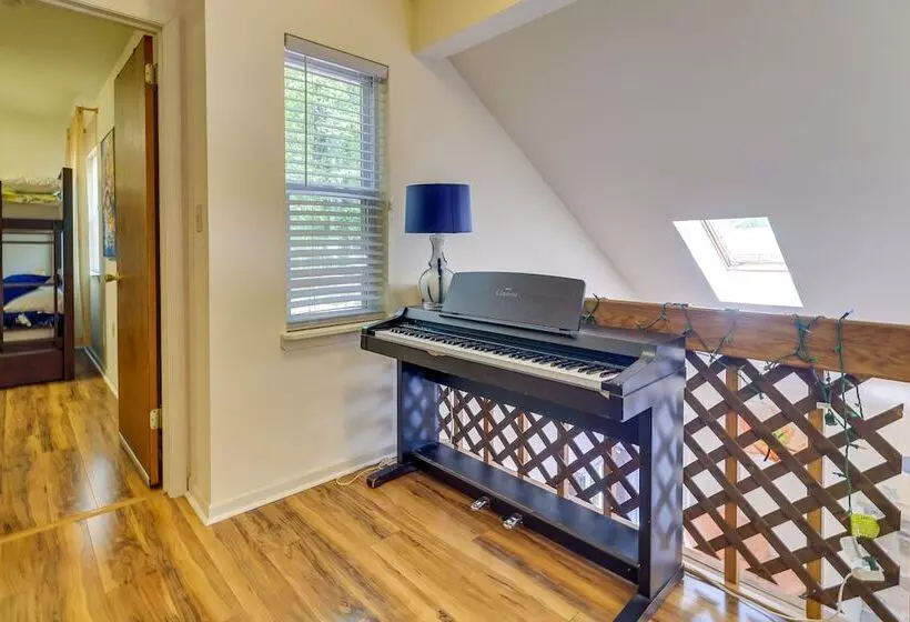 Fire Pit, Kayak & Gas Grill: Pocono Lake Home!