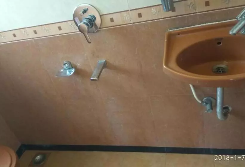 تختخواب و صبحانه Agrawal Bhavan Budget Stay Only For Indians