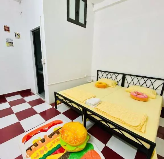 هتل Dnut S House