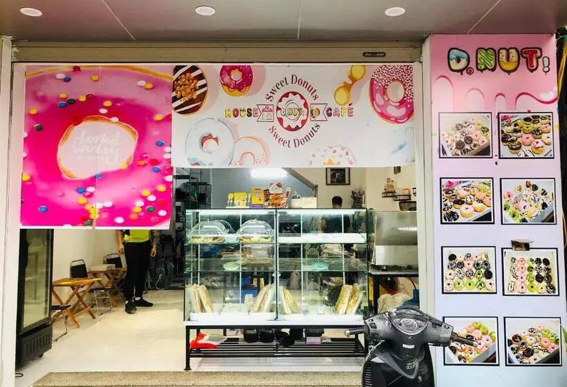 هتل Dnut S House