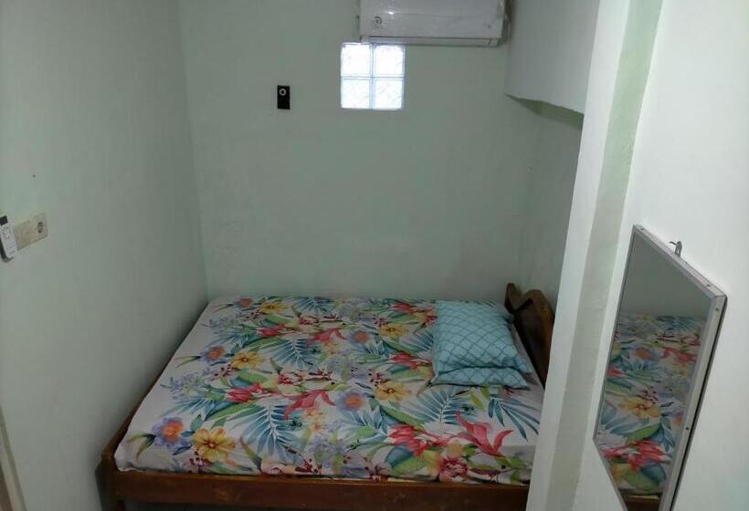 בית מלון כפרי Merpati Hostel Banyuwangi