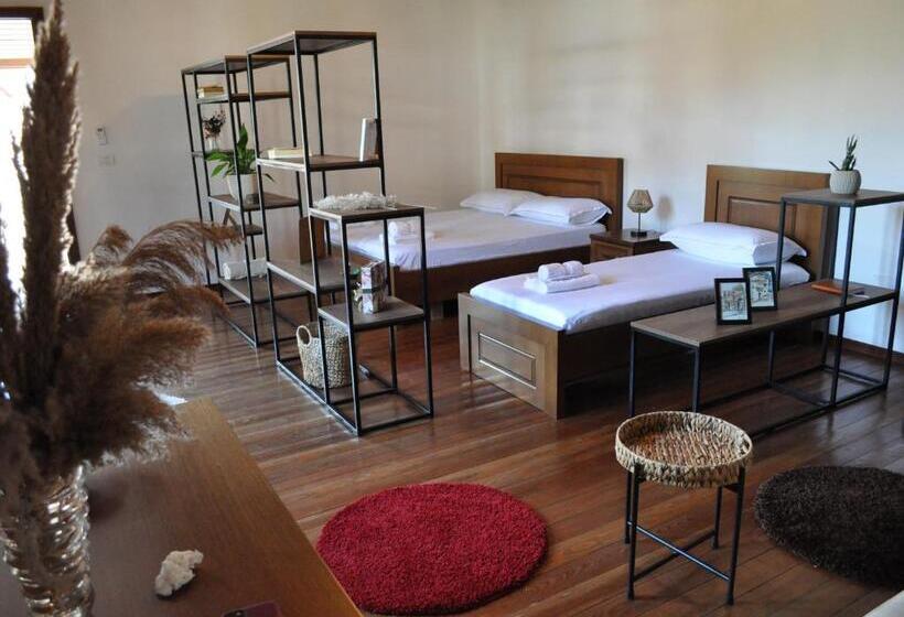 پانسیون Timber Guest House