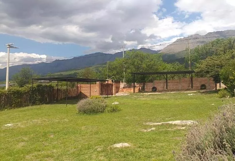 Retkeilymaja Sierra Magenta