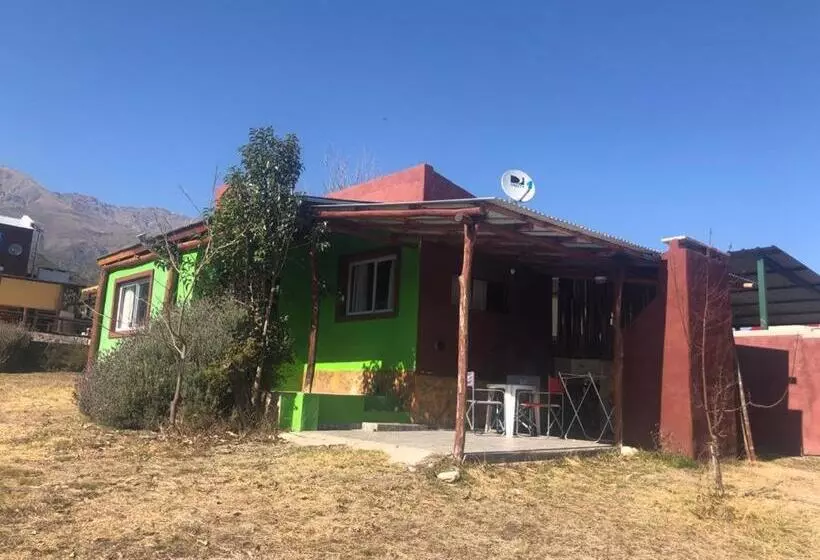 Retkeilymaja Sierra Magenta