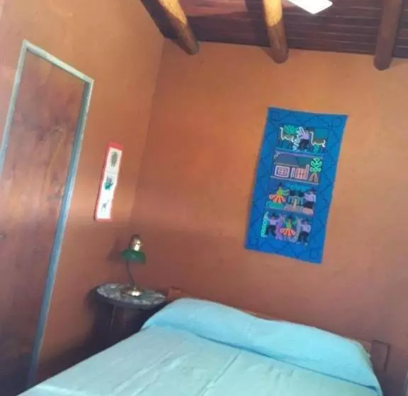 Retkeilymaja Sierra Magenta