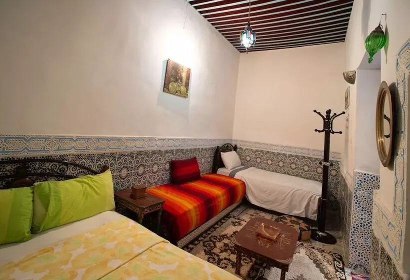 تختخواب و صبحانه Dar Enouiina