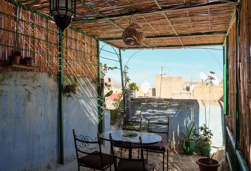 تختخواب و صبحانه Dar Enouiina