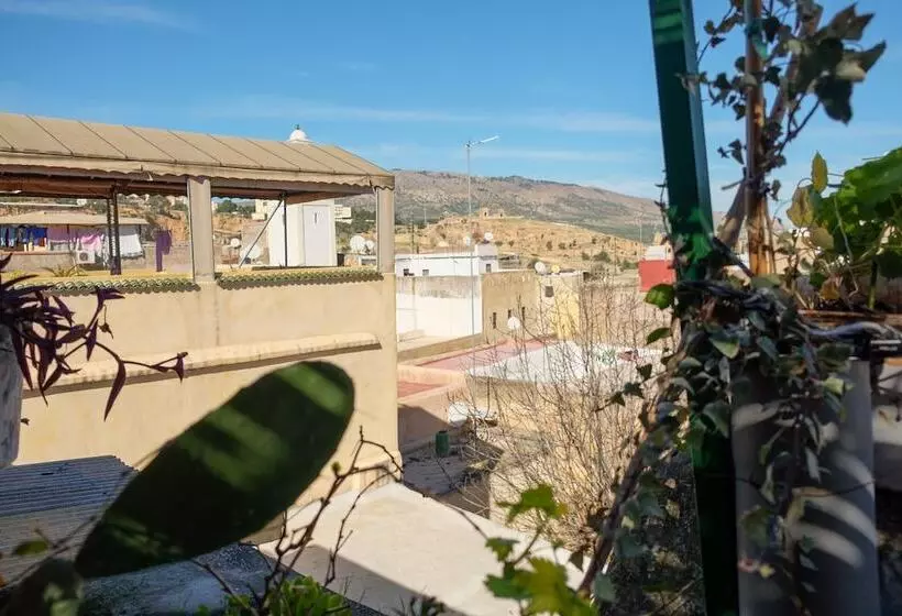 تختخواب و صبحانه Dar Enouiina