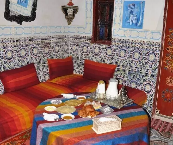 تختخواب و صبحانه Dar Enouiina