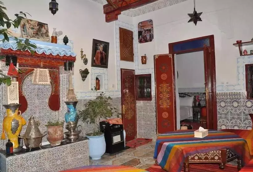 تختخواب و صبحانه Dar Enouiina