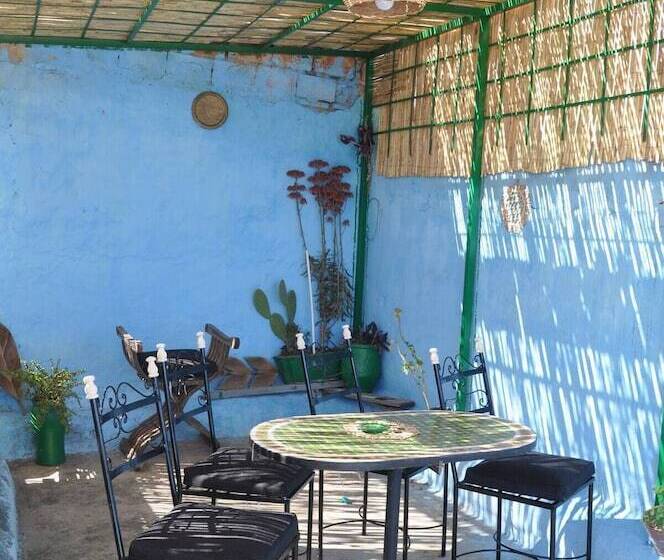 تختخواب و صبحانه Dar Enouiina