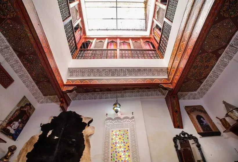 تختخواب و صبحانه Dar Enouiina