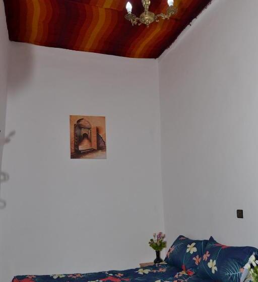 تختخواب و صبحانه Dar Enouiina