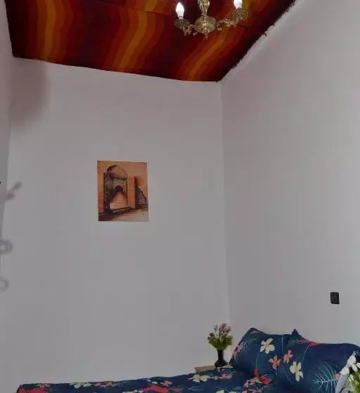 تختخواب و صبحانه Dar Enouiina