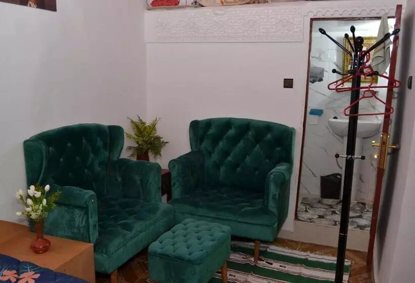 تختخواب و صبحانه Dar Enouiina
