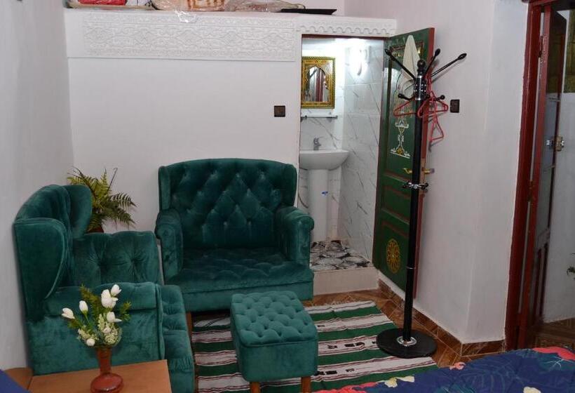 تختخواب و صبحانه Dar Enouiina