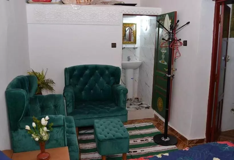 تختخواب و صبحانه Dar Enouiina