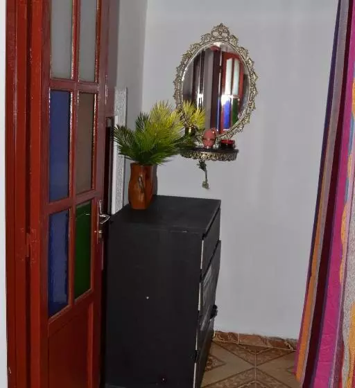 تختخواب و صبحانه Dar Enouiina