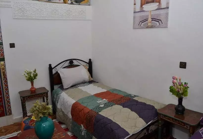 تختخواب و صبحانه Dar Enouiina