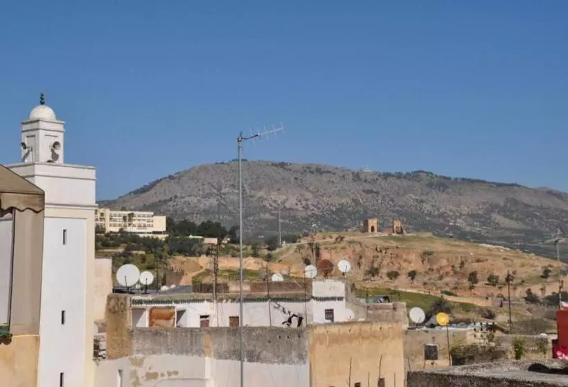 تختخواب و صبحانه Dar Enouiina