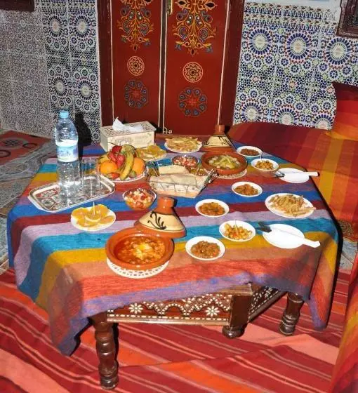 تختخواب و صبحانه Dar Enouiina