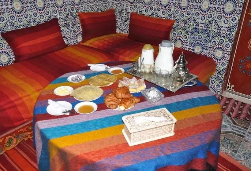 تختخواب و صبحانه Dar Enouiina