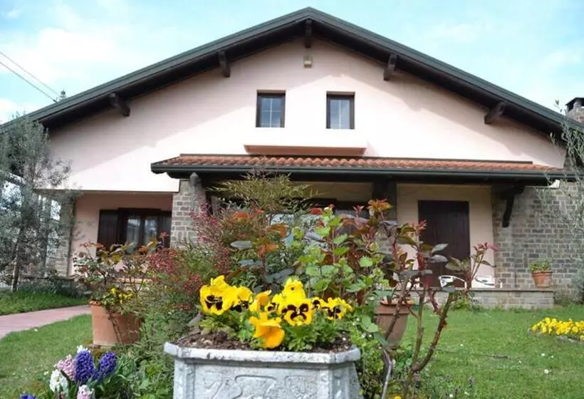 ベッドアンドブレックファースト Le 3 Camelie Malpensa