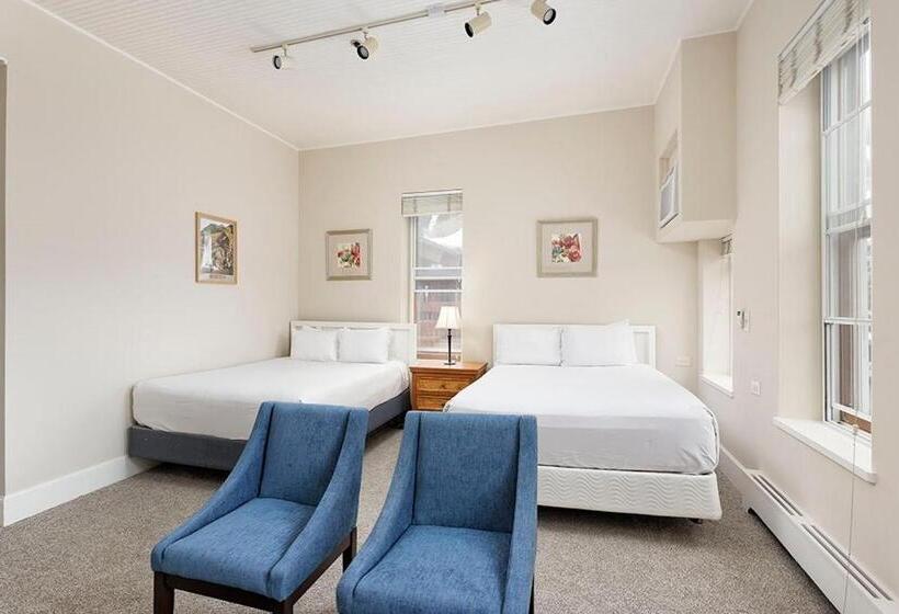 Independence Square 213, Spacious Hotel Room With 2 Queen Beds, Wet Bar, And Sitting Area