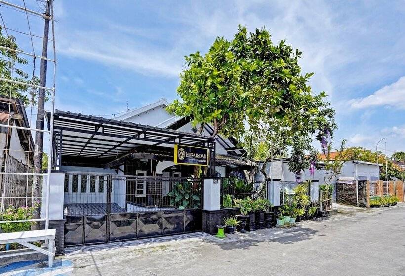 호텔 Spot On 91868 Nusa Indah Guest House Syariah