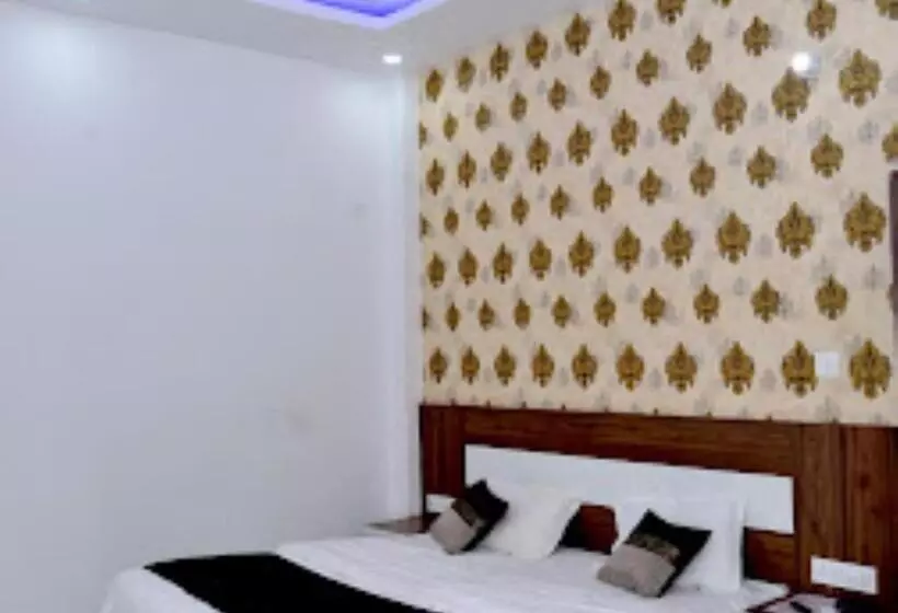 ホテル The Ramay Palace Ayodhya