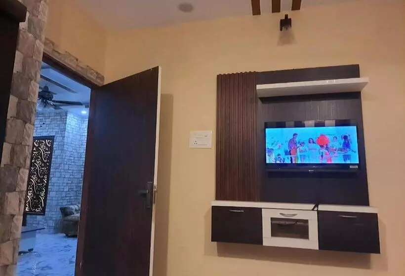Divine Hotel & Banquet Hall