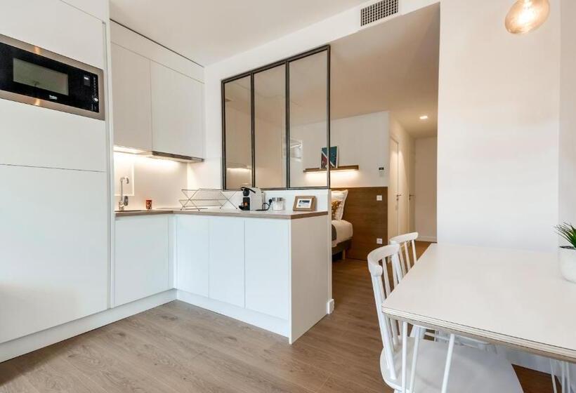 هتل The Babel Community République Joliette