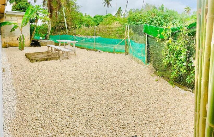 پانسیون Tonga Cottage Triple Room With Shared Facilities