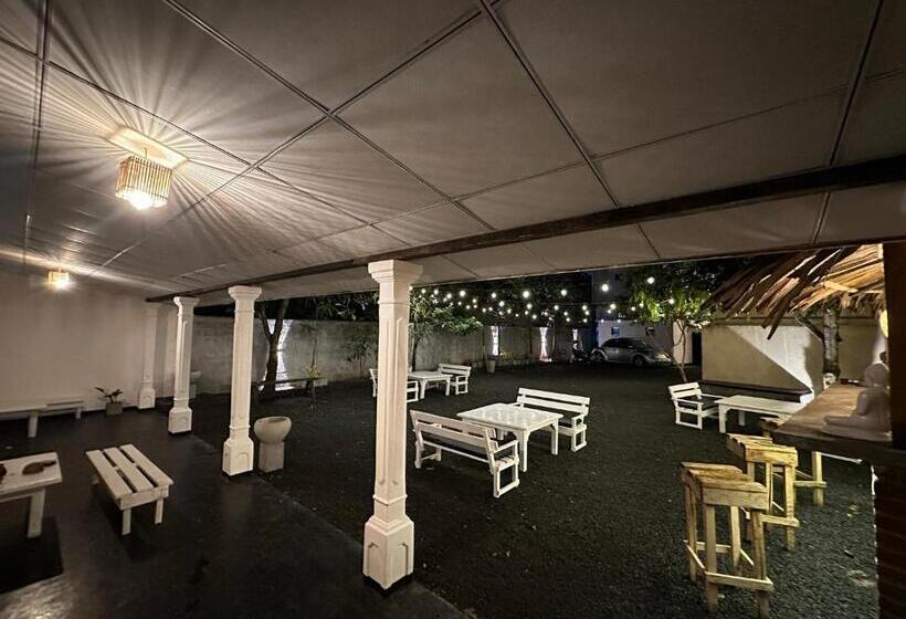 Retkeilymaja One Minute Mirissa