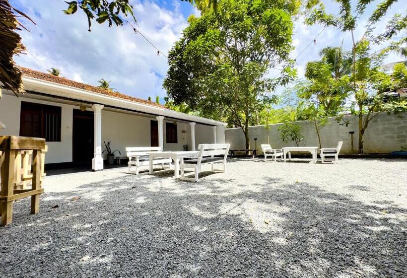 Retkeilymaja One Minute Mirissa