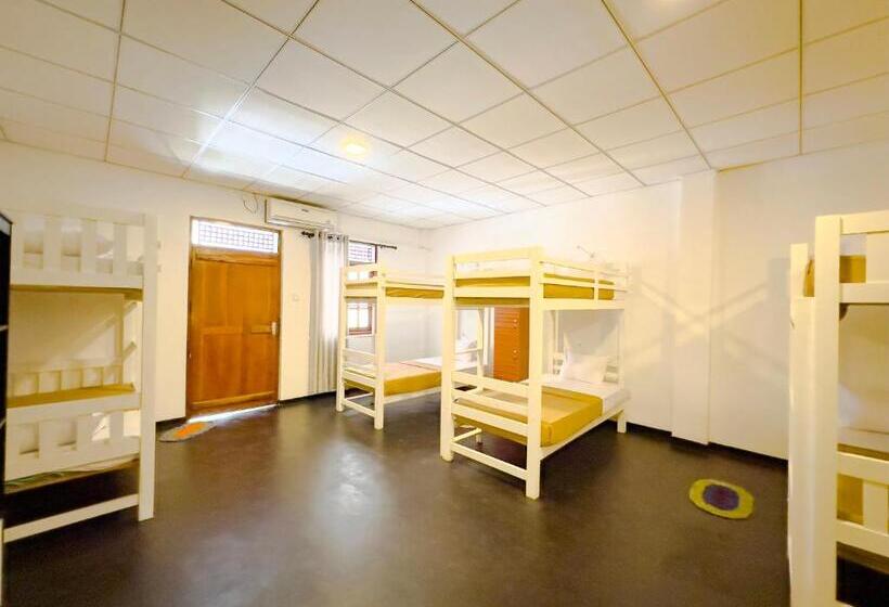 Retkeilymaja One Minute Mirissa