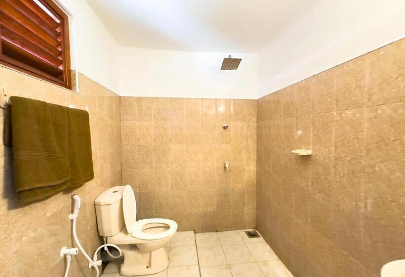 Retkeilymaja One Minute Mirissa