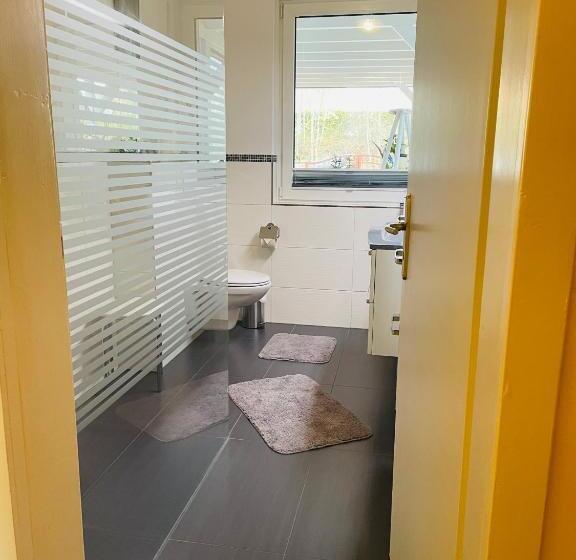 فندق صغير Restaurant Seeblick Direkt Am Schweriner See