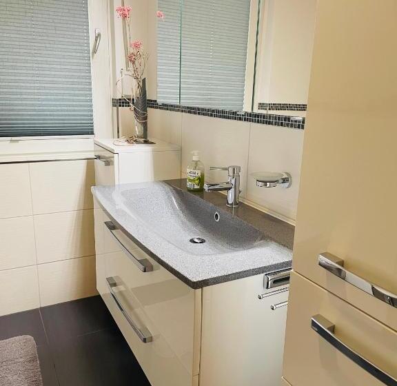 فندق صغير Restaurant Seeblick Direkt Am Schweriner See