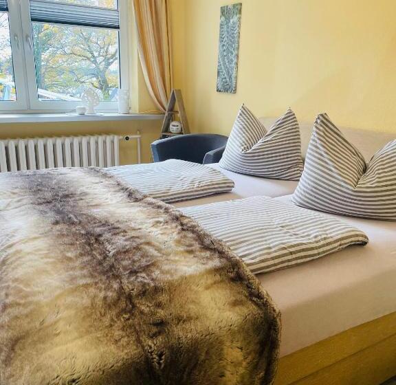 فندق صغير Restaurant Seeblick Direkt Am Schweriner See