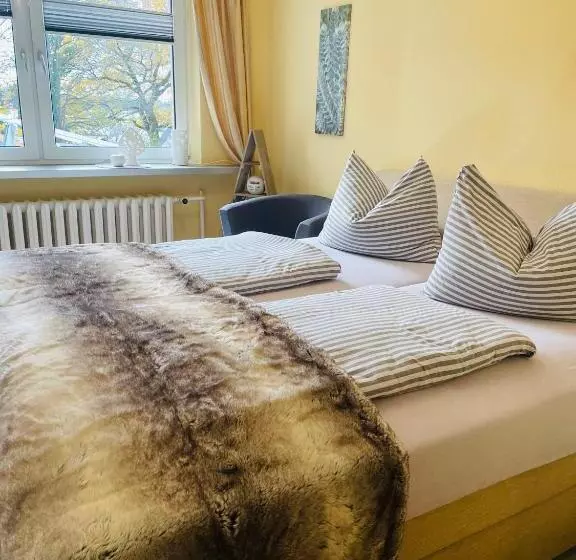 Retkeilymaja Restaurant Seeblick Direkt Am Schweriner See