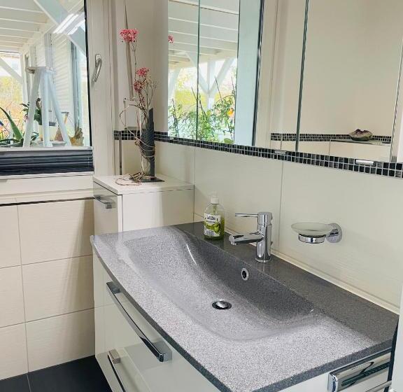 فندق صغير Restaurant Seeblick Direkt Am Schweriner See