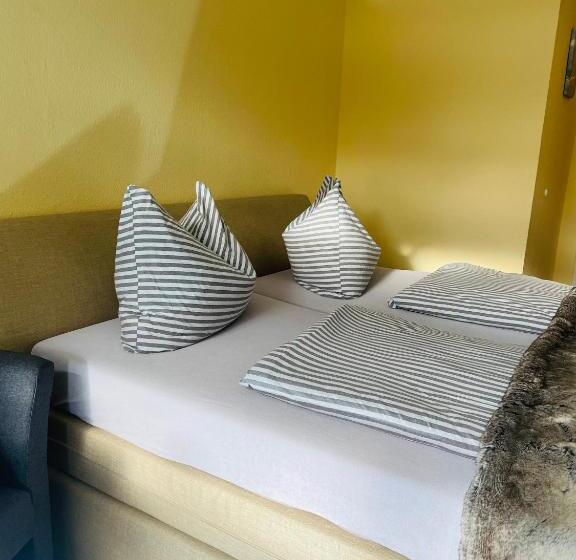 فندق صغير Restaurant Seeblick Direkt Am Schweriner See