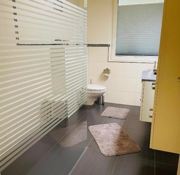 فندق صغير Restaurant Seeblick Direkt Am Schweriner See