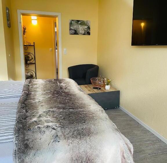 فندق صغير Restaurant Seeblick Direkt Am Schweriner See