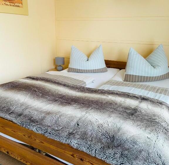 فندق صغير Restaurant Seeblick Direkt Am Schweriner See