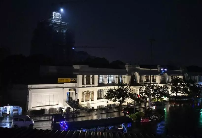 تختخواب و صبحانه Urban Deck