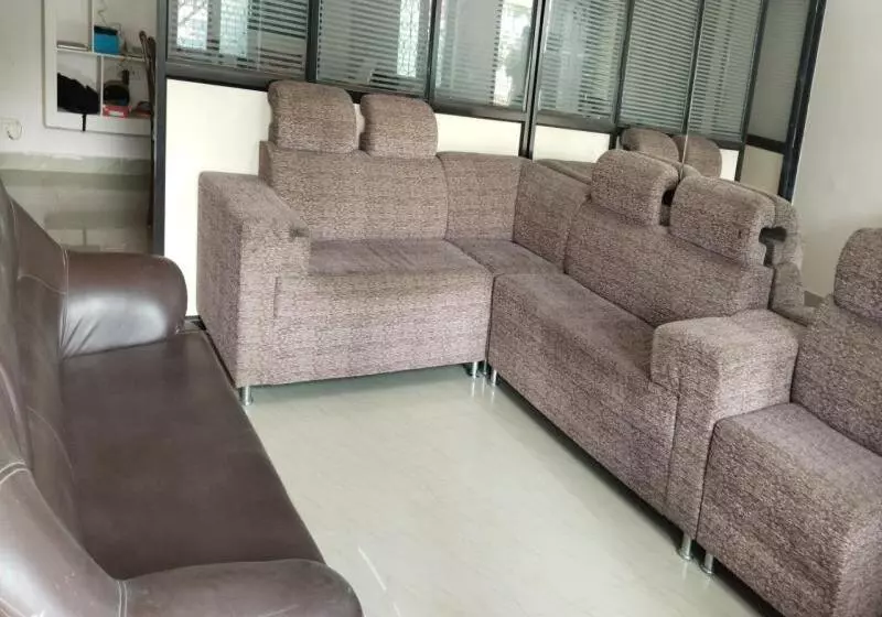 ホテル Saghar House